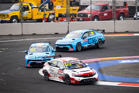 A WTCR és TCR World Tour logója