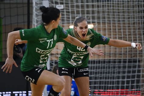 Női kézilabdázók a győri Audi Arénában