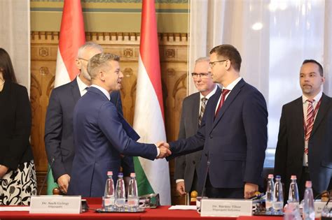 Labdarúgó ügynök és játékos kézfogása szerződéskötés után