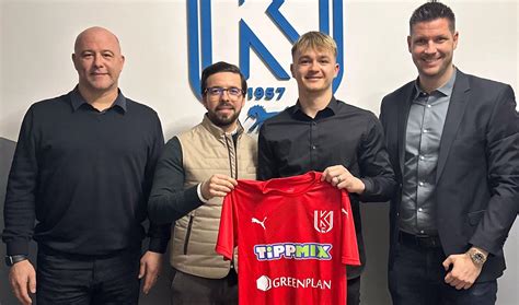 Fiatal Király Gábor mezőnyjátékosként, majd kapusposzton