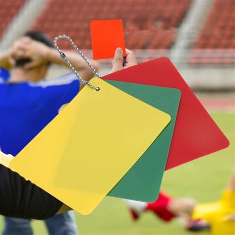 Sárga és piros lapok a futballpályán