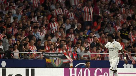 Real Madrid szurkolók éneklik a himnuszt a stadionban