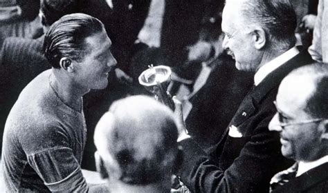 Ünneplő olaszok az 1938-as világbajnoki döntő után, Giuseppe Meazza a Jules Rimet kupával