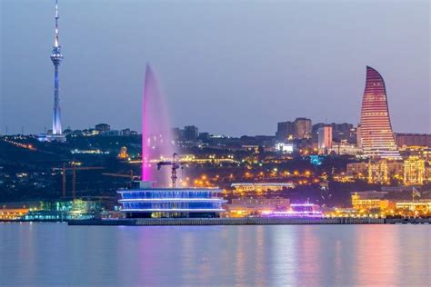 Baku városképe: modern épületek a tengerparton