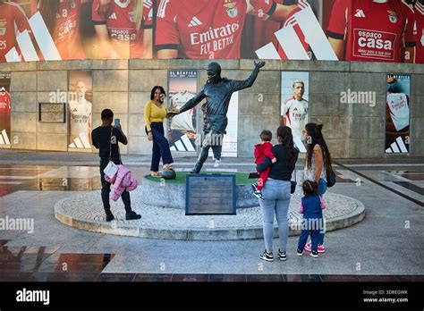 Eusébio szobra az Estádio da Luz előtt