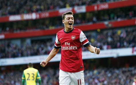 Mesut Özil a lelátón az Arsenal meccsén, miután kikerült a keretből