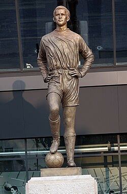 Albert Flórián szobra a Groupama Aréna előtt