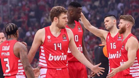 Olympiakosz játékosok ünneplik az Euroliga győzelmet