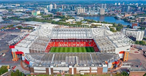 Manchester United szurkolók a stadion előtt meccsnapon