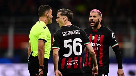 Az AC Milan játékosai ünneplik az Atalanta ellen 2-0-ra megnyert mérkőzést 2022. május 15-én.