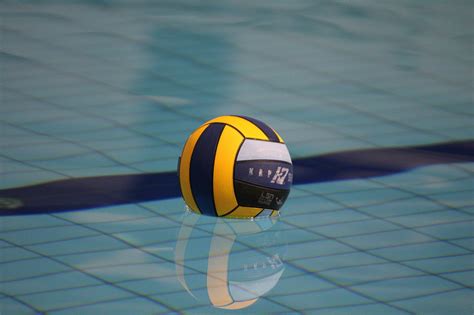 Felnőtt vízilabda csapat játék közben a medencében