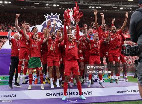 Virgil van Dijk és a Liverpool csapattársai ünneplik a Premier League győzelmet