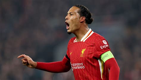 Aláírt Virgil van Dijk mez és relikviák