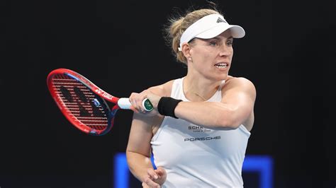 Angelique Kerber gratulál Bianca Andreescunak a mérkőzés után