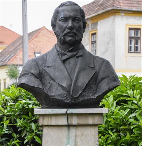 Illovszky Rudolf szobra a Fáy utcában