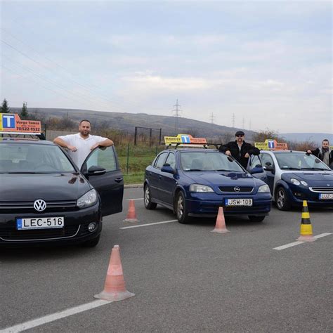 Sikeres vizsgázó Kapusi Zoltánnal az oktatóautó mellett