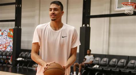 Valerio-Bodon Vincent kosárlabdázik