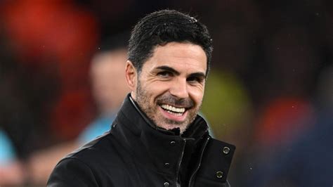 Mikel Arteta taktikai utasításokat ad a pályán