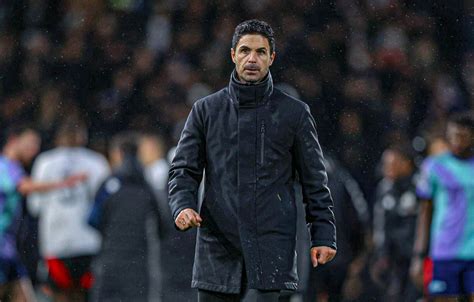 Mikel Arteta ünnepli csapatával