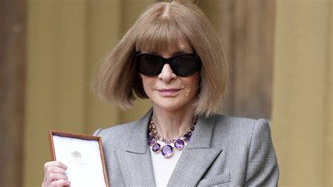 Anna Wintour jellegzetes stílusával egy divateseményen