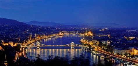 Budapest panoráma látképe a Parlamenttel és a Lánchíddal