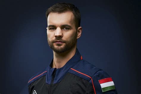 Magyar jégkorongozók a litván kapu előtt