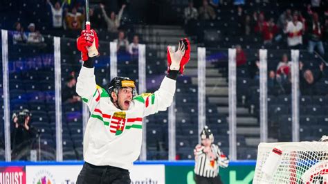 A magyar csapat ünnepli Galló Vilmos gólját a jégkorong olimpiai selejtező tornán