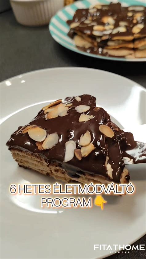 A rétegezett torta félgömb formában, fóliával bélelt tálban