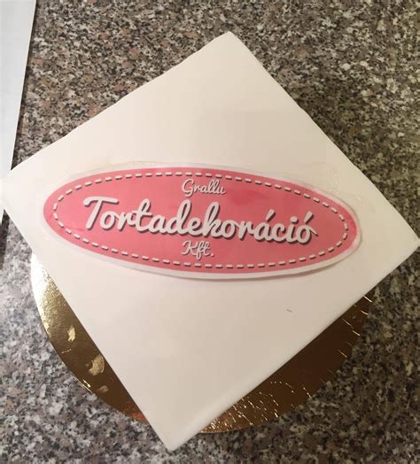 Fondant ötszögek és hatszögek felhelyezése a tortára