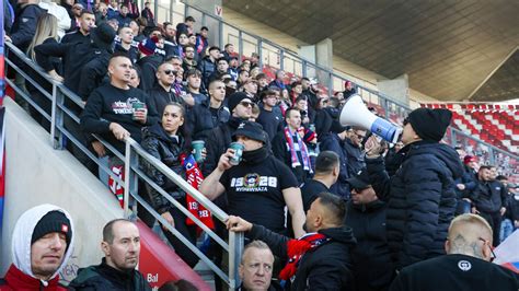 szurkolók a lelátón zászlókkal és sálakkal