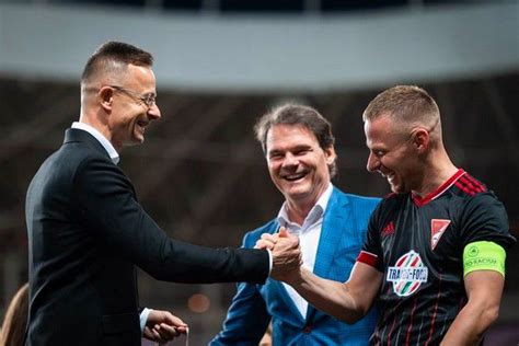 Kun Gábor, Szijjártó Péter és Dzsudzsák Balázs a stadionban