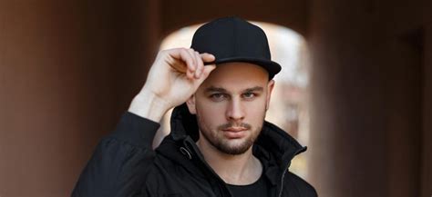 Férfi visel Lakers baseball sapkát