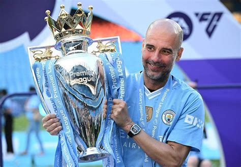 Pep Guardiola a Premier League trófeájával