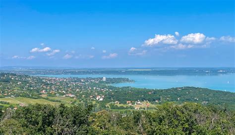 panoráma kilátás Cabella Ligure falujára és a környező hegyekre