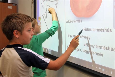 pedagógusok interaktív táblánál
