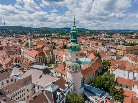 A soproni Várkerület látképe és a történelmi belváros utcái