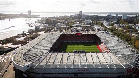 A St. Mary's Stadium épülete és pályája