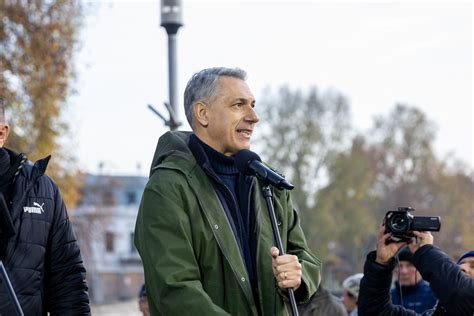 helyi fejlesztések és politikai kampány