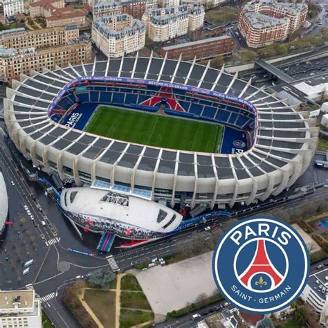A PSG csapatlogója és a párizsi stadion látképe