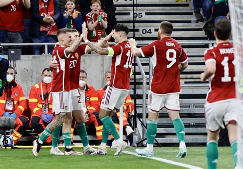 A litván labdarúgó-válogatott logója és a FIFA világranglista pozíciójának illusztrációja
