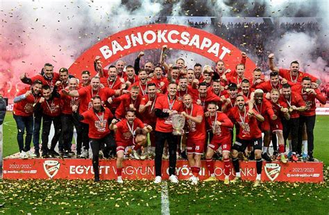 NB II bajnoki ünnepség az MTK csapatával