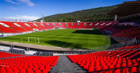A Mikheil Meskhi Stadion belső tere egy futballmérkőzés alatt