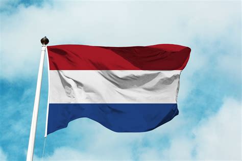 Hollandia és Belgium nemzeti zászlói focilabda előtt