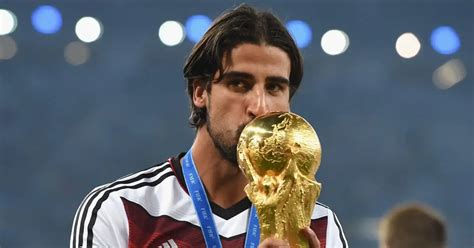 Sami Khedira világbajnoki trófeával