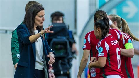 Női futballcsapatok ünneplése
