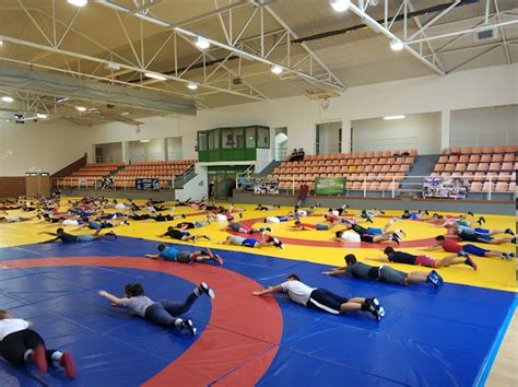 A sportcsarnok Tusa utcai bejáratának megközelítése