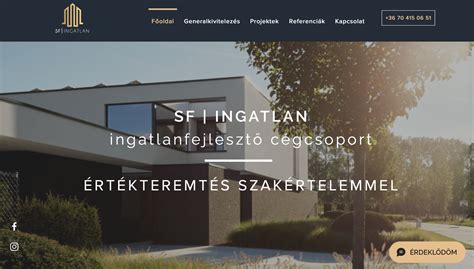 Karbantartott sportpálya jellegzetes nyírási mintázattal