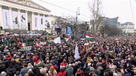 Ünneplő tömeg a Hősök terén a csapat hazaérkezésekor