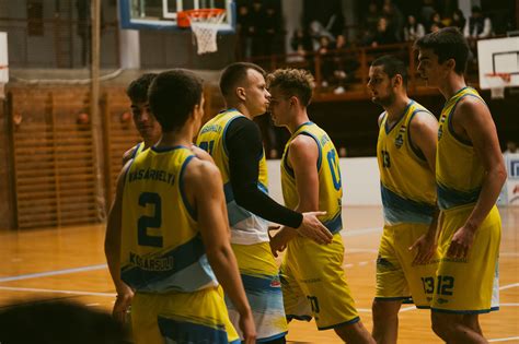 A Kosársuli utánpótlás csapata edzés közben