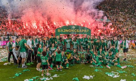 Ferencváros szurkolók vonulnak a stadionba, zöld füsttel